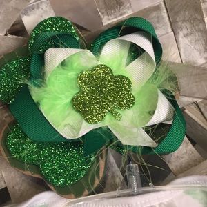 🌿 Spring Shamrock & Feather Hair Bow St. Patrick’s Day Festive, Holiday Wear
